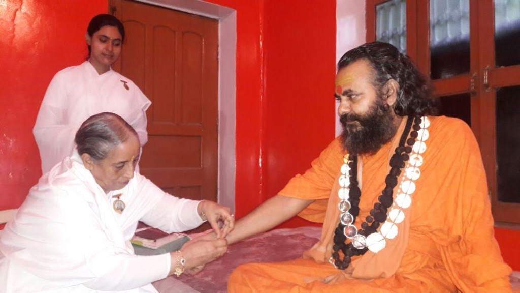 Tyiing Rakhi to Shankaracharya Swami Narendranand Saraswati ji Maharaj & VC of BHU