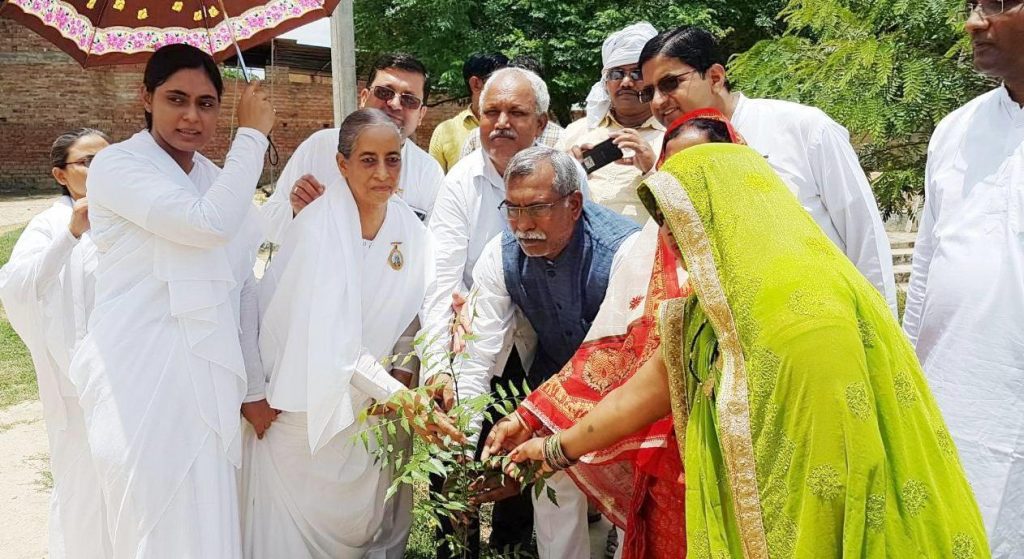 वाराणसी , 31 जुलाई | पौधारोपण कर धरती को हरा भरा एवं पर्यावरण को शुद्ध और सन्तुलित बनाने का संकल्प लिया गया